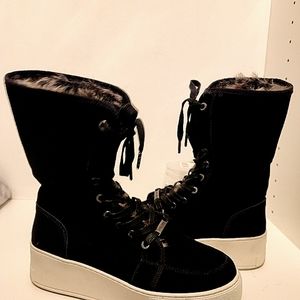 Suede women's black boots with fur and laces. Size 7.5